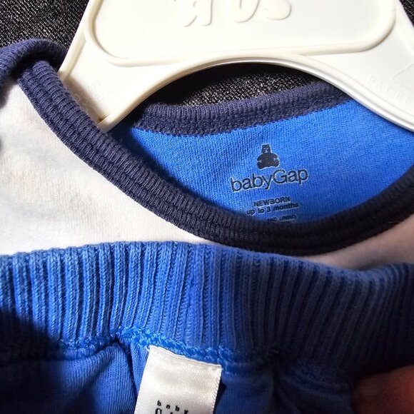 BabyGap 2-Piece Outfit – Logo Long Sleeve Onesie & Joggers – Newborn 0–3M - Picture 2 of 2